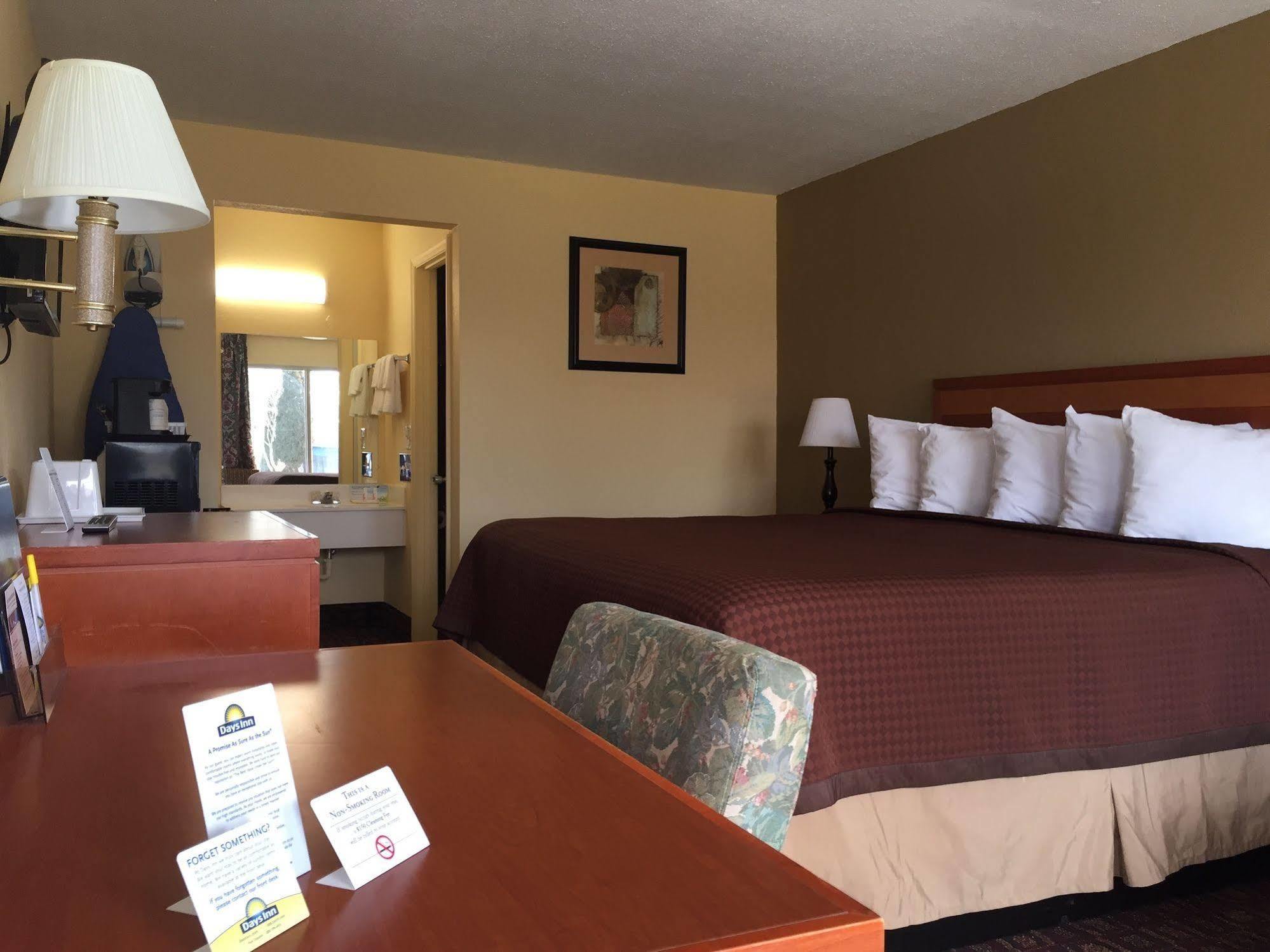 Days Inn By Wyndham Christiansburg Extérieur photo